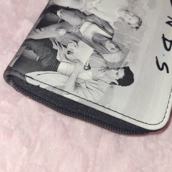 F•R•I•E•N•D•S zip-around wallet - Picture 7 of 16